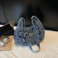 Borsa tote in denim lavato vintage con fibbie cargo e tracolla regolabile in tessuto - Blu