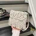 Handgefertigte weiße gewebte Baumwolltasche mit Fransen für den Boho Sommerurlaub - Horizontaler Stil Mit Anhänger / Gebrochenes Weiß