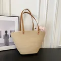 Bolso tote de paja beige con asas de cuero marrón y remaches dorados para vacaciones de playa - Caqui