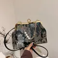 Vintage zwarte jacquard handtas met zilveren bloemmotieven en een elegante parelketting - Zwart