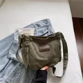 Borsa a tracolla in tela verde militare con patch in pelle marrone e tracolla larga - Verde