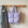 Bolso tote acolchado lila claro con textura de cuadros y correa de hombro ajustable - Morado