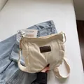 Borsa a tracolla minimalista in tela bianco sporco con etichetta in pelle su denim - Bianco