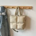 Bolso acolchado beige tipo puffer con asas dobles y correa de hombro ajustable - Blanco Roto
