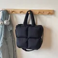 Bolso tote acolchado negro de algodón de plumón con correa ajustable para el hombro - Negro