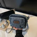 Borsa a tracolla in denim blu stile fotocamera con logo in pelle e scomparti - Blu Chiaro (Etichetta Centrale)