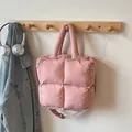 Bolso acolchado rosa con correa ajustable y textura suave estilo plumífero - Rosa