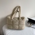 Borsa tote trapuntata beige con manici imbottiti e chiusura a cerniera lampo - Cachi chiaro