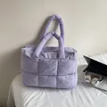 Borsa tote trapuntata lavanda dal design minimalista imbottito con ampia tasca con cerniera - Viola Chiaro
