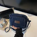 Borsa a tracolla in denim blu scuro con cerniere multiple e toppa in pelle - Blu Profondo (Etichetta Centrale)