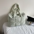 Borsa tote trapuntata verde salvia di grande capacità con finitura in nylon morbido - verde chiaro