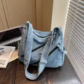 Sac hobo en jean bleu clair avec plusieurs fermetures éclair noires et bandoulière large - Bleu clair