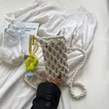Beige gewebte Mini-Umhängetasche für Handys mit gelbem Sonnenblumen- und Wolkenanhänger - Handgewebter Ajouré-Stil mit Blumenanhänger / Gebrochenes Weiß