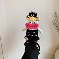 Mini sac poupée au crochet fait main en robe noire avec lèvres roses et chapeau jaune - Noir