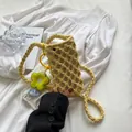 Handgefertigte gelbe gewebte Handy-Umhängetasche mit Blumenanhänger für den Strandurlaub - Handgewebter Ajouré-Stil mit Blumenanhänger / Gelb