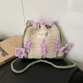 Bolso bandolera de ganchillo hecho a mano blanco roto con flores 3D moradas y cordón - Púrpura