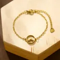 Minimalistisches goldenes Edelstahlarmband mit hohlem Berg-Anhänger auf einem Holzständer - Goldener Stil (XLJ244)
