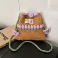 Bolso tipo cubo de ganchillo marrón hecho a mano con tulipanes y correa de cordón verde - Marrón