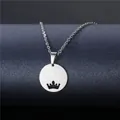 Collana minimalista color argento con ciondolo rotondo e dettaglio corona ritagliata - Stile Corona Tonda (XL18)