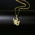 Collier avec pendentif scorpion doré de style punk sur un support d'exposition noir - Scorpion Scorpion (162) / Or