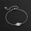 Bracelet en acier inoxydable poli avec pendentif smiley et détail de breloque coeur - Visage Souriant (SL85)