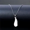 Minimalistische Federhalskette aus poliertem Edelstahl mit Flügelanhänger auf schwarzem Stand - Minimalistischer Flügel Stil (XL148)