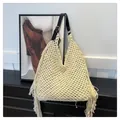 Detalle de bolso de playa de ganchillo crema con flecos y correa de cuero ajustable - Talla única / Blanco