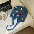 Borsa tote blu lavorata all'uncinetto con fiori colorati e tracolla lunga in maglia - Blu