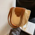 Beigefarbene Baumwoll-Schultertasche mit brauner Lederklappe und Spitzenakzent - Beige