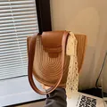Handgefertigte braune Baumwoll-Schultertasche in Halbkreisform mit eleganter weißer Spitze - Khaki
