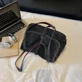 Sac fourre-tout en denim foncé avec poignées en cuir rouge et surpiqûres blanches - Noir