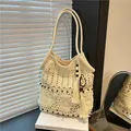 Handgefertigte creme Häkeltasche mit Lochmuster, Perlenbesatz und stilvollen Fransen - Beige Groß