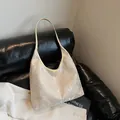 Elegante cremeweiße Hobo-Tasche mit Schmetterlingsstickerei und Schultergurt für Damen - Gelber Schmetterling