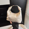 Borsa hobo beige in jacquard con fiocco di strass e ciondolo di perle - Bianco Sporco