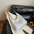 Silberne orientalische Stickerei-Tragetasche mit Schmetterlingsmuster auf Hobo-Schultertasche - Silberner Schmetterling
