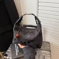 Borsa a mano nera con motivi a farfalla e dettagli con fiocco in strass luccicanti - Nero