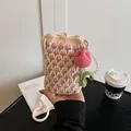 Bolso de ganchillo hecho a mano para móvil con tulipanes, asa de perlas y botón de madera - Rosa