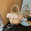 Handgewebte Strohtasche mit weißer Spitze, Tulpen-Anhängern und Perlen-Trageriemen - Groß / Rosa