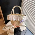 Strohhandtasche mit weißer Spitze, grüner Schleife und Perlen-Schultergurt-Detail - Groß / Groß Lila