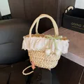 Stroh-Eimertasche mit Spitzenborte, Blumenstickerei und weißem Perlen-Schultergurt - Groß / Weiß