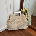 Beigefarbene handgewebte Strandtasche mit stabilen Holzgriffen für den Sommerurlaub - Gebrochenes Weiß