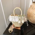 Sac en paille avec bordure en dentelle blanche, nœud vert et pendentif tulipe pastoral - Petit Blanc