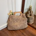 Große handgewebte Strohtasche mit rechteckigen Holzgriffen für den Strandurlaub-Look - Khaki