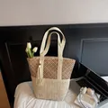 Bolso tote de paja tejida bicolor con colgante de borla y diseño de malla calada - Beige