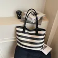 Bolso tote clásico de paja tejida a rayas blancas y negras con asas de tela reforzadas - Negro