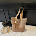 Bolso tote de paja tejida beige con panel de malla y borla decorativa vista variante - Caqui