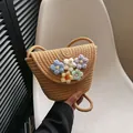 Bolso cubo tejido a mano con cinco flores de ganchillo coloridas en marrón natural - Pequeño Estampado Floral Caqui