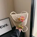 Bolso cubo de paja beige con flores de ganchillo 3D para vacaciones de verano - Blanco Roto con Flores Dobles