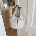 Minimalistische beigefarbene Stofftasche mit zwei Vordertaschen im Lifestyle-Stil - Gesteppter Stil mit mehreren Taschen / Beige