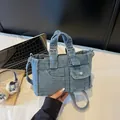 Bolso de mano de mezclilla azul claro con costuras blancas y múltiples bolsillos - Azul claro